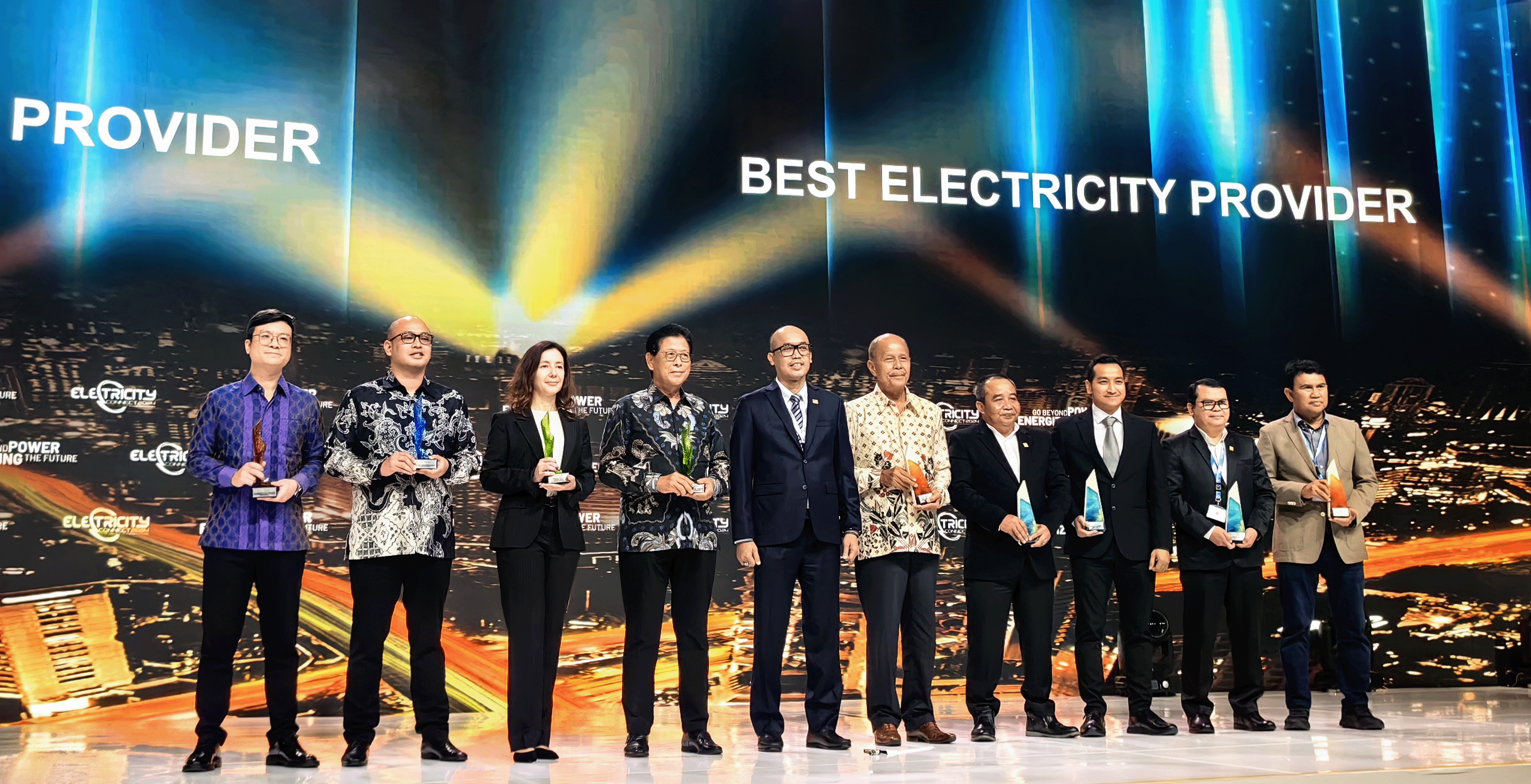 Zeng Liye, Director of Huawei Indonesia PLN Account Dept received the award on behalf of Huawei.